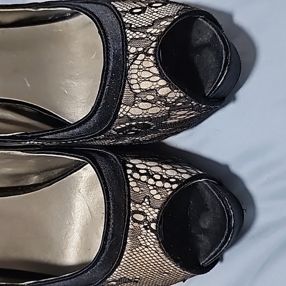 GUESS Black/ Lace Pumps - Picture 5 of 9